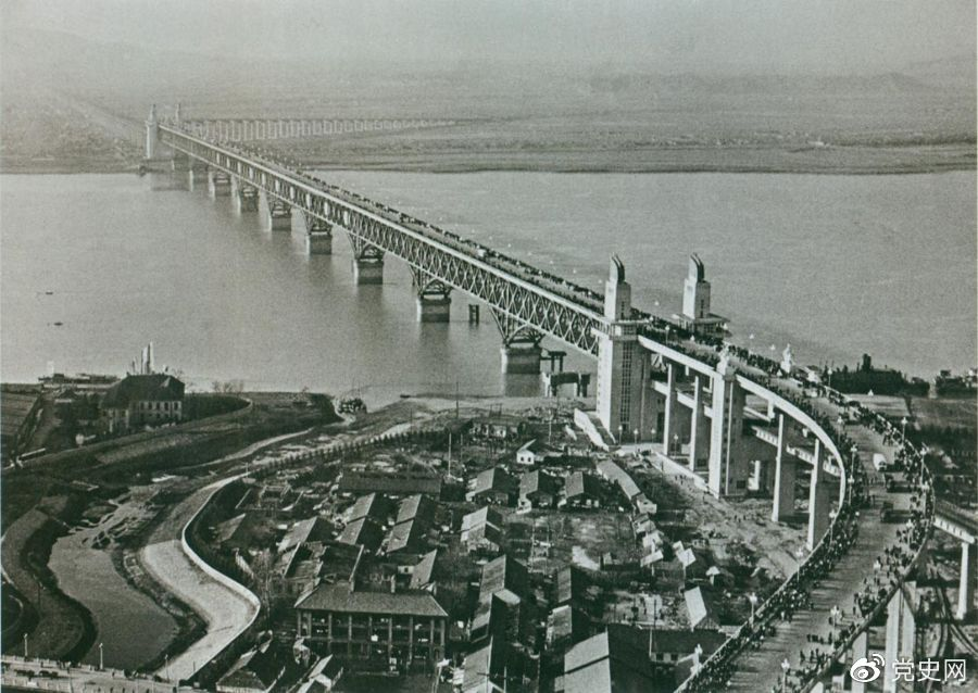 1968年12月29日， 南京長江大橋全面建成通車。這是當(dāng)時(shí)中國自行設(shè)計(jì)建造的最大的鐵路、公路兩用橋。